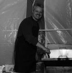 Tudi župan Robert Smrdelj je kuhal pivško hrano Tudi župan Robert Smrdelj je kuhal pivško hrano