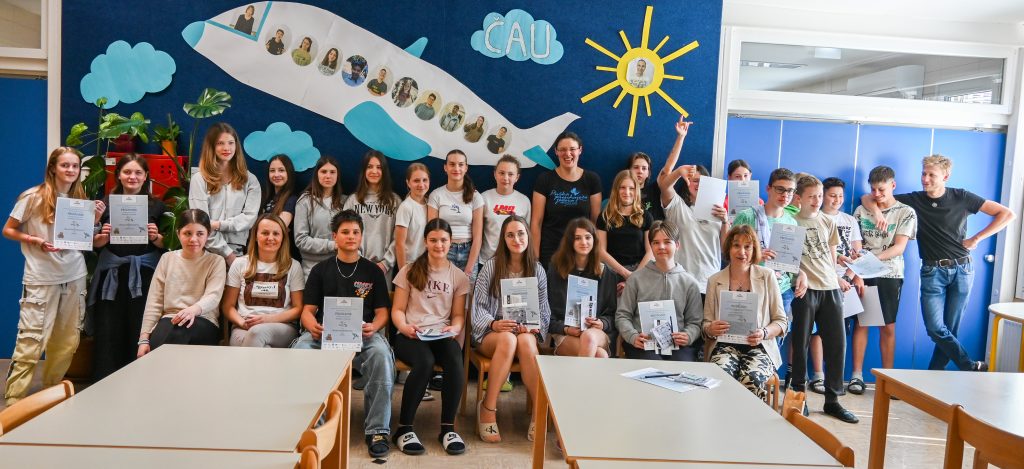 Učenci, učitelji in ravnateljica iz Osnovne šole Košana